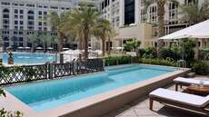 Een foto van het zwembad bij Palazzo Versace Dubai