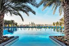 Een foto van het zwembad bij Rixos The Palm Dubai Hotel & Suites
