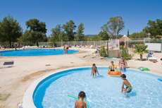 Een foto van het zwembad bij Camping Domaine des Iscles