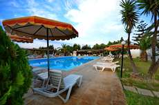 Ein Foto von einer Übersicht des Summer Village Hotel