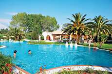 Een foto van het zwembad bij St. George's Bay Country Club & Spa