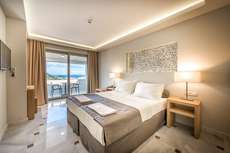 Een foto van een overzicht van Azure Resort