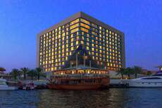 Een foto van de buitenkant van Sheraton Dubai Creek Hotel & Towers