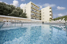 Een foto van het zwembad bij azuLine Hotel Bahamas & Bahamas ll