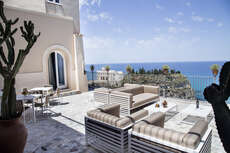 Een foto van het terras bij La Dolce Vita a Tropea