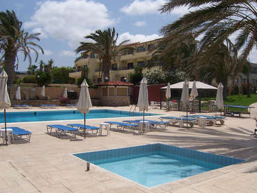 Vrachia Beach Hotel & Suites