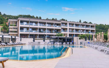 Lagomandra Beach Hotel & Suites