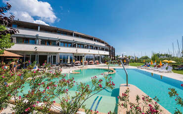 Hotel Golden Lake Resort