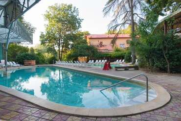 Estreya Palace & Residence