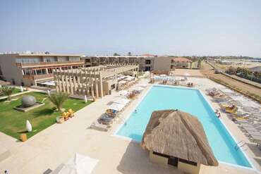 Hotel Oasis Salinas Sea