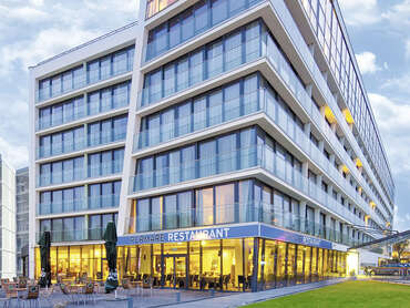 Marine Hotel & Ultra Marine