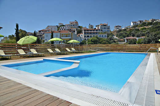 Een foto van het zwembad bij Skiathos Somnia