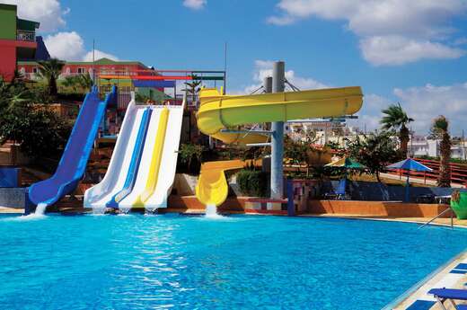 Een foto van het zwembad bij Eri Beach & Village Hotel