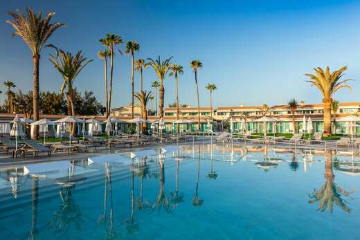 Een foto van het zwembad bij Kumara Serenoa by Lopesan Hotels