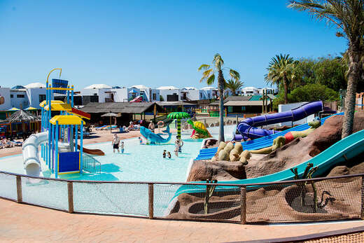 Een foto van het zwembad bij HL Aparthotel Paradise Island