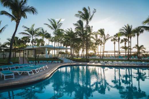 Een foto van het zwembad bij Riu Plaza Miami Beach