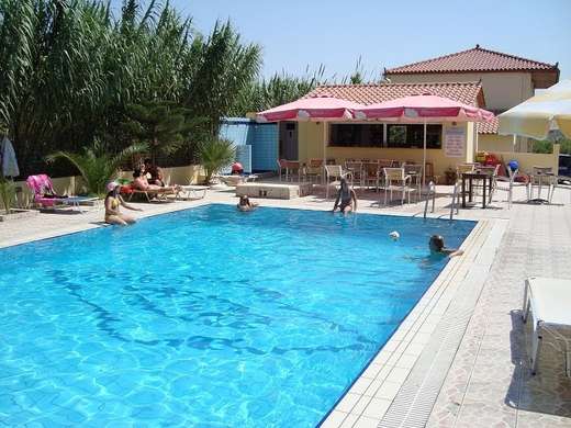Een foto van het zwembad bij Hotel Eleni Palace