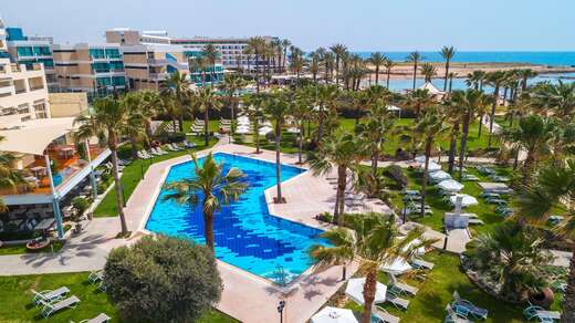 Een foto van het zwembad bij Aquamare Beach Hotel & Spa