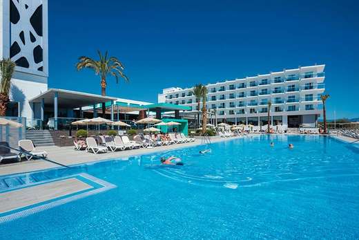 Een foto van het zwembad bij Riu Costa del Sol