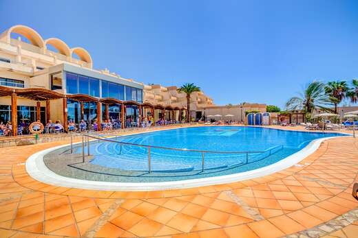 Een foto van het zwembad bij SBH Hotel Taro Beach