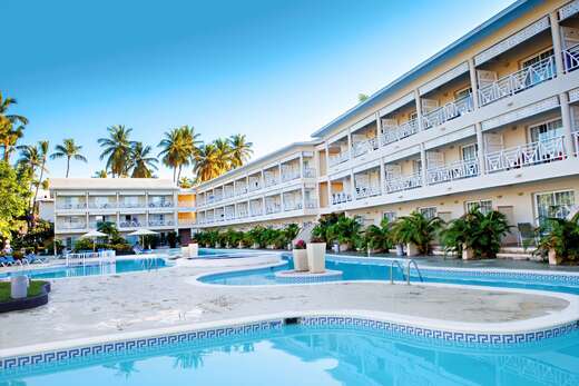 Een foto van het zwembad bij Vista Sol Punta Cana