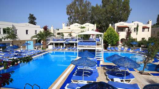 Een foto van een overzicht van Summer Garden Suites & Beach Hotel