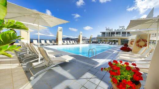 Een foto van het zwembad bij Bull Hotel Reina Isabel & Spa