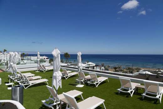 Een foto van het terras bij R2 Bahia Kontiki Beach