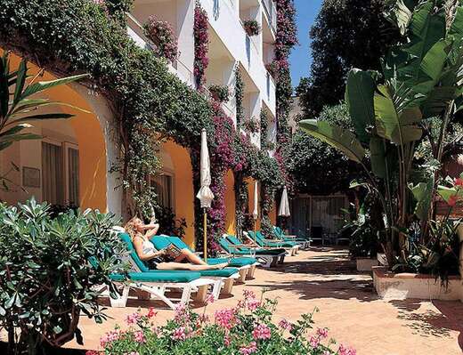 Een foto van de buitenkant van Hotel Ariston Taormina