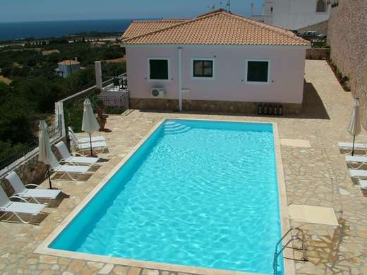 Een foto van het zwembad bij Sarantos Pool Suites