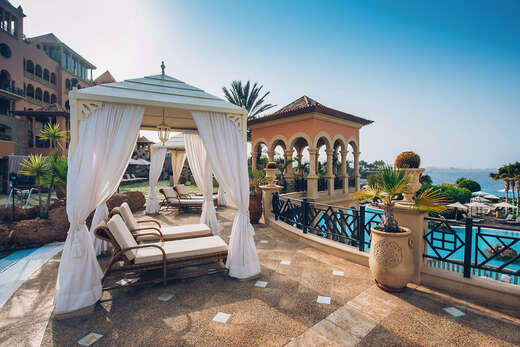 Een foto van het terras bij JOIA El Mirador by Iberostar