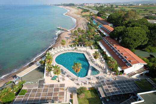 Een foto van het zwembad bij Flora Garden Beach Hotel