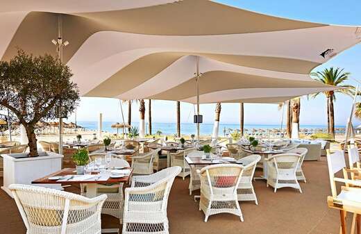 Een foto van het terras bij Puente Romano Beach Resort & Spa