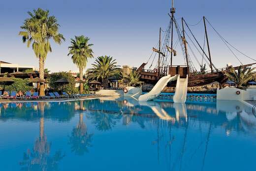 Een foto van het zwembad bij Kipriotis Village Resort