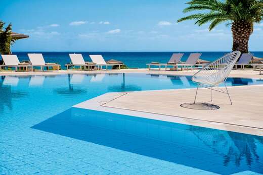Een foto van het zwembad bij The Bay Hotel & Suites