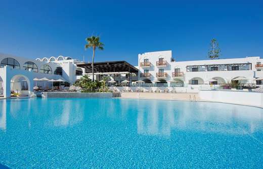 Een foto van het zwembad bij TUI Blue Oceanis Beach