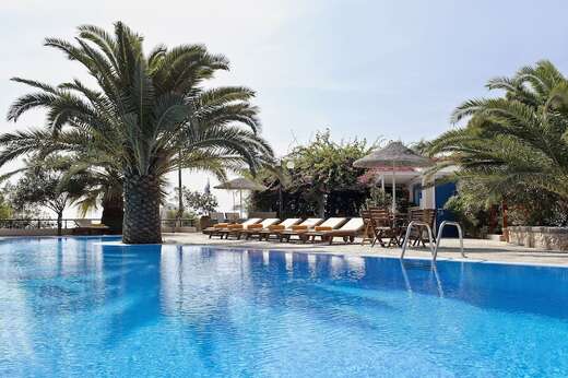 Een foto van het zwembad bij Paradise Resort