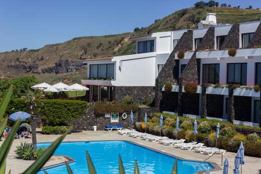 Een foto van het zwembad bij Caloura Hotel Resort