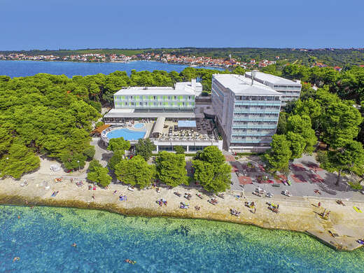Ein Foto von der Außenansicht des Hotel Pinija