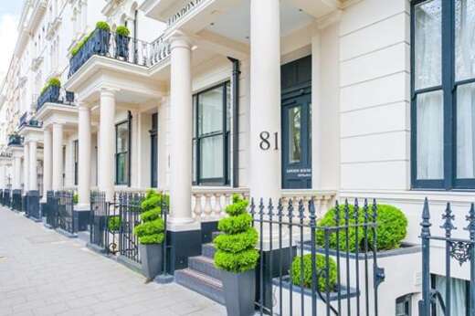 Een foto van de buitenkant van London House Hotel