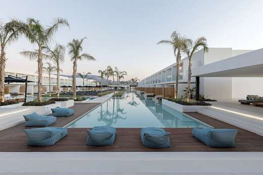 Een foto van het zwembad bij D’Andrea Lagoon Suites