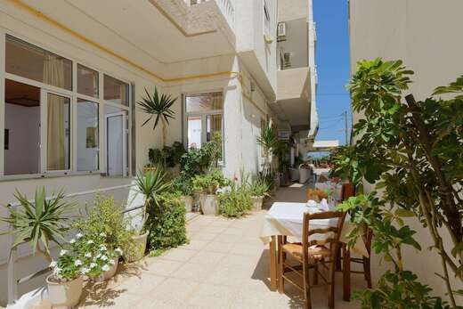 Een foto van de buitenkant van Zorbas Hotel