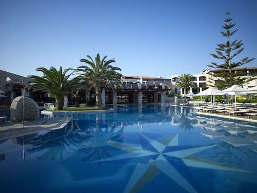 Een foto van het zwembad bij TUI Blue Atlantica Creta Paradise