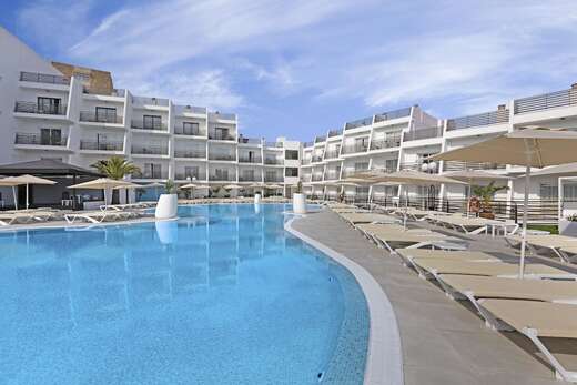 Een foto van het zwembad bij Palmanova Suites by TRH