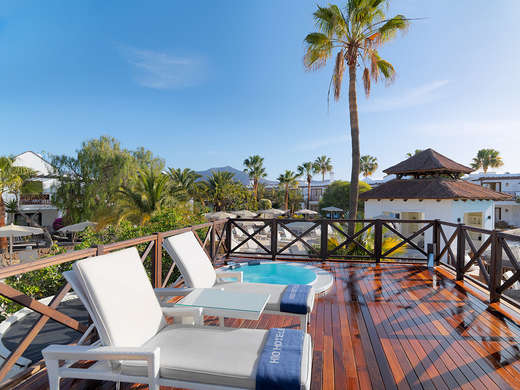 Een foto van het terras bij H10 White Suites