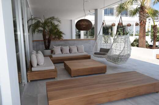 Een foto van het terras bij Anfora Ibiza Hotel