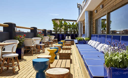 Een foto van het terras bij Hotel Delamar