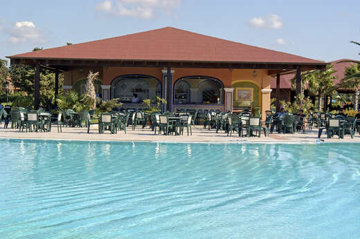 Een foto van het zwembad bij Club Hotel Marina Beach