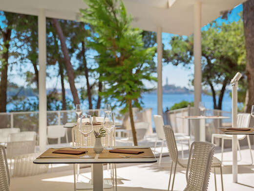 Een foto van het terras bij Family Hotel Amarin