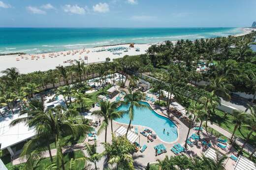 Een foto van het zwembad bij Riu Plaza Miami Beach